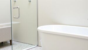 Guide complet pour préparer vos murs de salle de bain avant de peindre, étape par étape